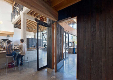 Wnętrze z użyciem opalanego drewna - Kawiarnia, Burnt Wood Interior, Charred Wood Interior, Shou Sugi Ban Interiors